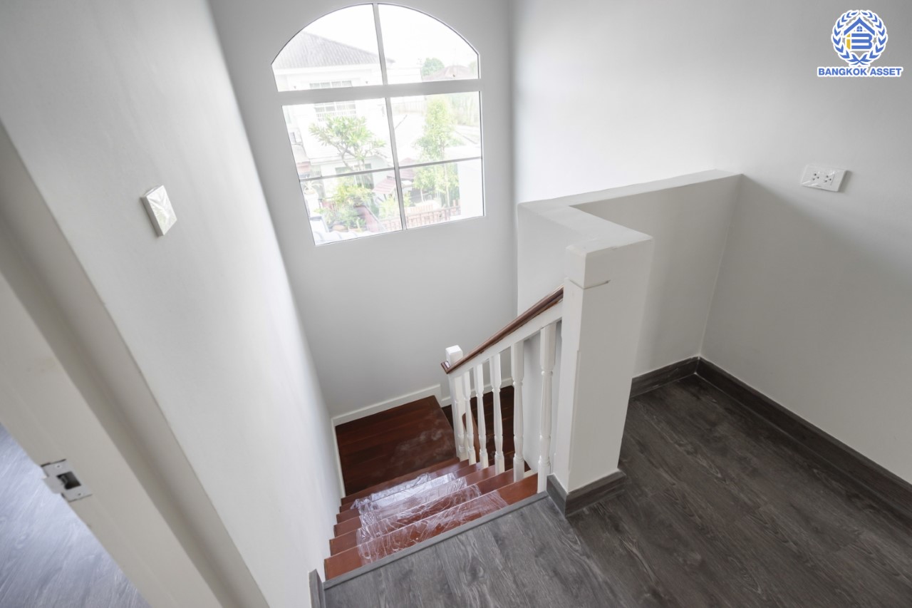 บ้านมือสองตกแต่งใหม่ แบรนด์ LH หลังมุม ม.มัณฑนา ติดถนนราชพฤกษ์  เนื้อที่ 67.6 ตร.ว. มีพื้นที่สนามหญ้าด้านข้างกว้างกว่า 100 ตร.ม. ฟังก์ชัน 3 ห้องนอน 3 ห้องน้ำ จอดรถได้ 2 คัน Facilities ตอบโจทย์ทุกกิจกรรม! บนทำเลใกล้วงเวียนพระราม5 เซ็นทรัลเวสต์เกต และรถไฟฟ้า "สถานีบางรักน้อยท่าอิฐ"